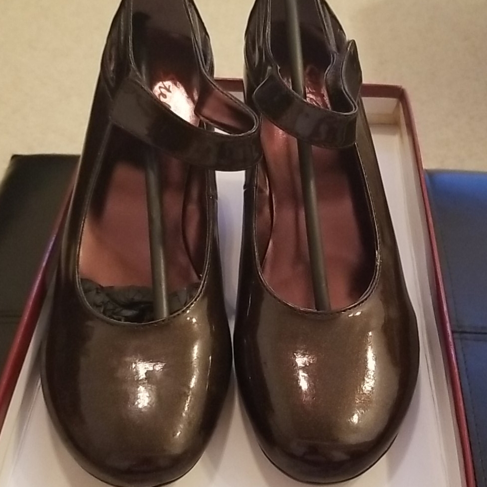 Shoes - Picture 5 of 8